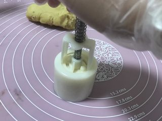 12、绿豆糕,往下压。