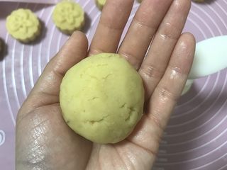 15、绿豆糕,滚圆放入模具重复11、12。