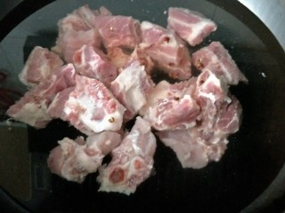 2、＃咸味＃ 田园排骨汤,排骨凉水入锅，放入花椒，料酒煮开