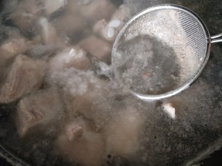 3、＃咸味＃ 田园排骨汤,用滤网勺撇去浮沫后揣出，用流水冲流干净