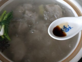 7、＃咸味＃ 田园排骨汤,排骨汤煮开，转中小火炖半小时，加少许醋