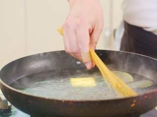 3、茄汁意面,加黄油、香叶、食盐煮意面十分钟