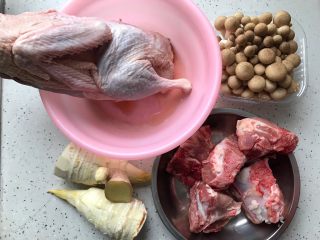 1、冬笋菌菇排骨老鸭煲(高压锅版),首先我们准备好所有食材