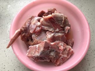 2、冬笋菌菇排骨老鸭煲(高压锅版),老鸭和排骨洗净,剁成小块