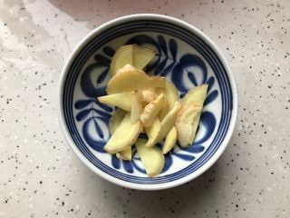 3、冬笋菌菇排骨老鸭煲(高压锅版),生姜洗净之后切成薄片