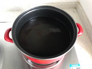 4、冬笋菌菇排骨老鸭煲(高压锅版),锅内煮适量清水