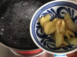 5、冬笋菌菇排骨老鸭煲(高压锅版),水开后下一半的姜片