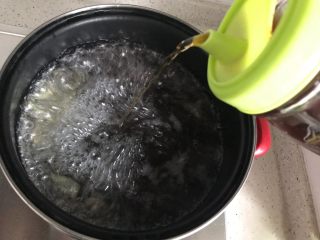 6、冬笋菌菇排骨老鸭煲(高压锅版),加适量料酒