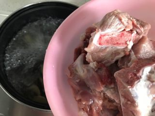 7、冬笋菌菇排骨老鸭煲(高压锅版),放入老鸭和排骨