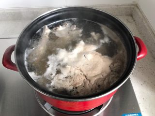 8、冬笋菌菇排骨老鸭煲(高压锅版),大火煮10分钟