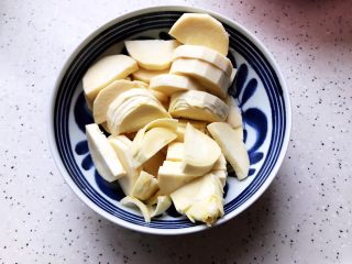 11、冬笋菌菇排骨老鸭煲(高压锅版),冬笋处理好之后洗净切成薄片