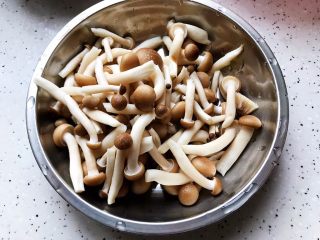 12、冬笋菌菇排骨老鸭煲(高压锅版),海鲜菇去蒂洗净