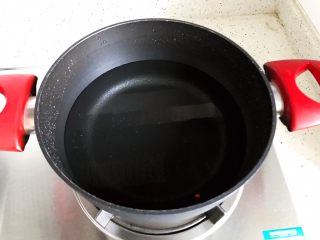 13、冬笋菌菇排骨老鸭煲(高压锅版),锅内煮适量清水