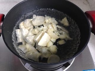 14、冬笋菌菇排骨老鸭煲(高压锅版),水开后放入冬笋煮两分钟去涩