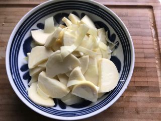 15、冬笋菌菇排骨老鸭煲(高压锅版),捞出煮好的冬笋,控干水分