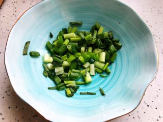 16、冬笋菌菇排骨老鸭煲(高压锅版),小葱洗净之后切圈