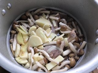 17、冬笋菌菇排骨老鸭煲(高压锅版),将老鸭,排骨,冬笋,海鲜菇,剩余的姜片全部放入高压锅,并且加入适量清水,水量和食材齐平