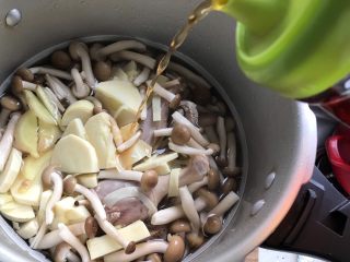 18、冬笋菌菇排骨老鸭煲(高压锅版),加少许料酒