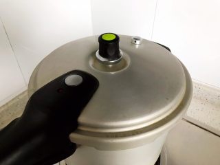 19、冬笋菌菇排骨老鸭煲(高压锅版),盖上锅盖,大火开煮