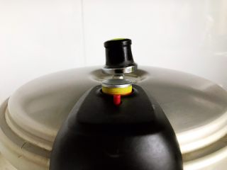 20、冬笋菌菇排骨老鸭煲(高压锅版),待高压锅气阀上升,转小火,煮25-30分钟