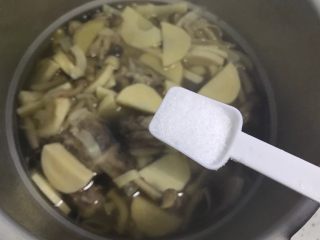 21、冬笋菌菇排骨老鸭煲(高压锅版),加一小勺细盐