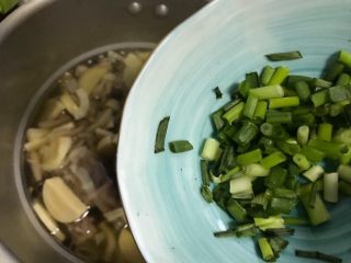 22、冬笋菌菇排骨老鸭煲(高压锅版),加入小葱