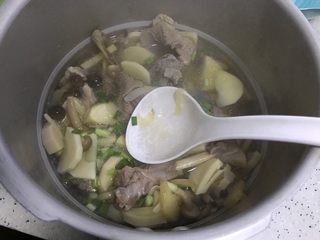 23、冬笋菌菇排骨老鸭煲(高压锅版),搅拌均匀,即可