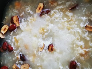 8、银耳羹,起锅前30分钟放红枣干