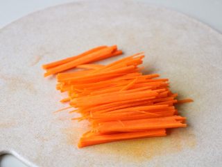 4、蒜苔炒腊肠,胡萝卜去皮，切丝；