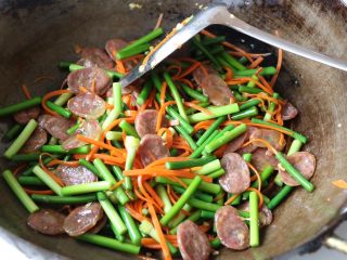 12、蒜苔炒腊肠,可以淋些开水进去,蒜苔会非常鲜嫩；