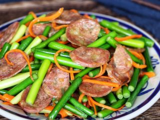 13、蒜苔炒腊肠,炒鸡美味！