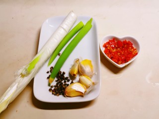 2、剁椒鲫鱼,辅料备好 葱 蒜 剁椒 花椒