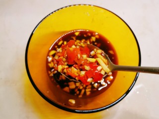 6、剁椒鲫鱼,放入剁椒 蒸鱼豉油 糖 料汁备好