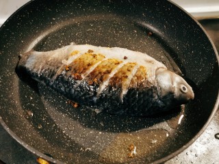 9、剁椒鲫鱼,煎至两面微微焦黄 关火备用