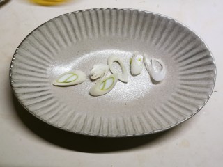 10、剁椒鲫鱼,取出鱼盘 放入葱片