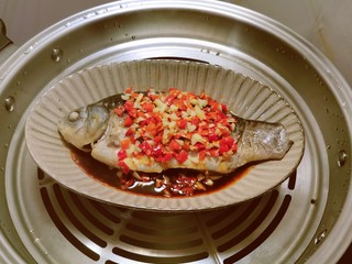 12、剁椒鲫鱼,放入蒸锅 水开后蒸制10分钟