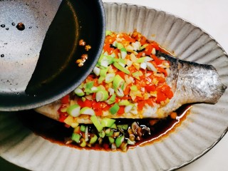 14、剁椒鲫鱼,滋上热油