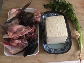 1、豆腐鱼头汤,准备食材