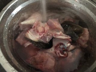 2、豆腐鱼头汤,把鱼头清洗干净（我买的时候斩好了）