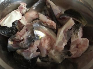 3、豆腐鱼头汤,捞起沥一下水