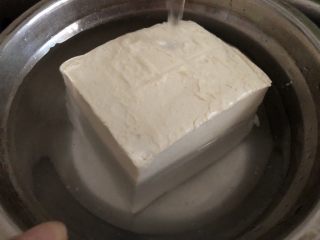 4、豆腐鱼头汤,豆腐过一下清水