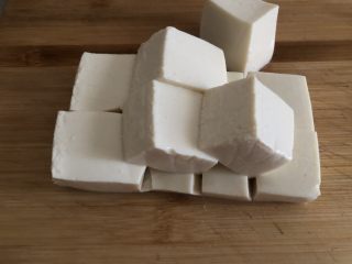 5、豆腐鱼头汤,切小块