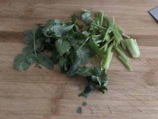 6、豆腐鱼头汤,香菜切小段