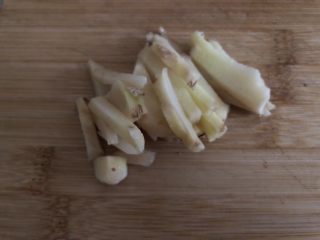 7、豆腐鱼头汤,姜去皮切细条