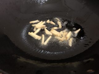 9、豆腐鱼头汤,油热下姜爆一下