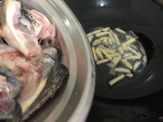 10、豆腐鱼头汤,下鱼头翻炒一下