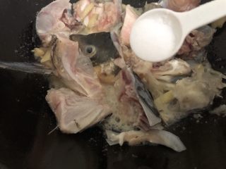 11、豆腐鱼头汤,下盐  再翻炒一下