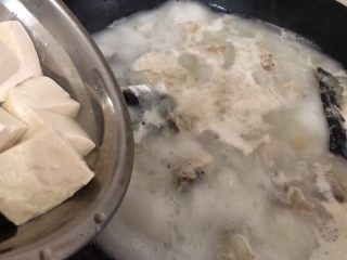 13、豆腐鱼头汤,加入豆腐再煮八分钟