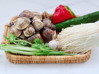 1、金汤文蛤时蔬酸辣汤,首先备齐所有的食材。
