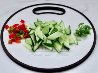 2、金汤文蛤时蔬酸辣汤,黄瓜洗净用刀切成菱形片,红椒切丁,葱姜蒜切丝。